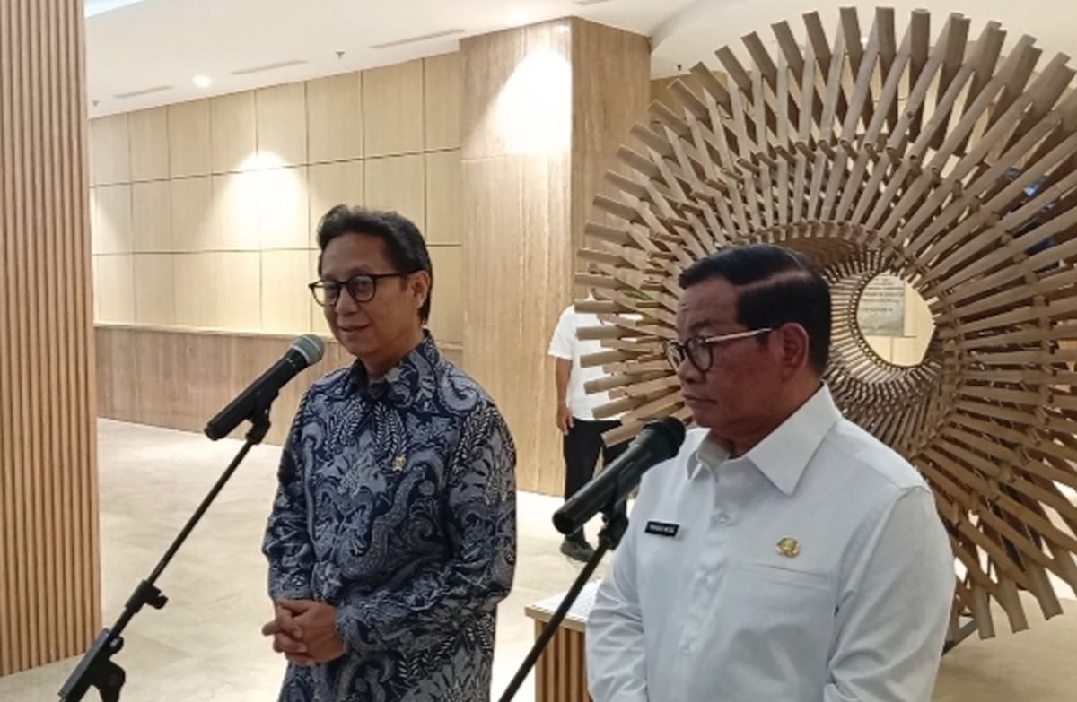 Menkes dan Gubernur Serukan Warga Jakarta Pakai Masker Saat Beraktivitas di Luar