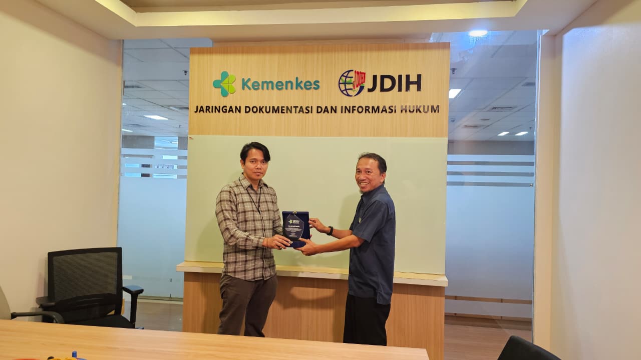 Pemberian Plakat dari JDIH Kementerian Kesehatan kepada JDIH Kementerian Perdagangan